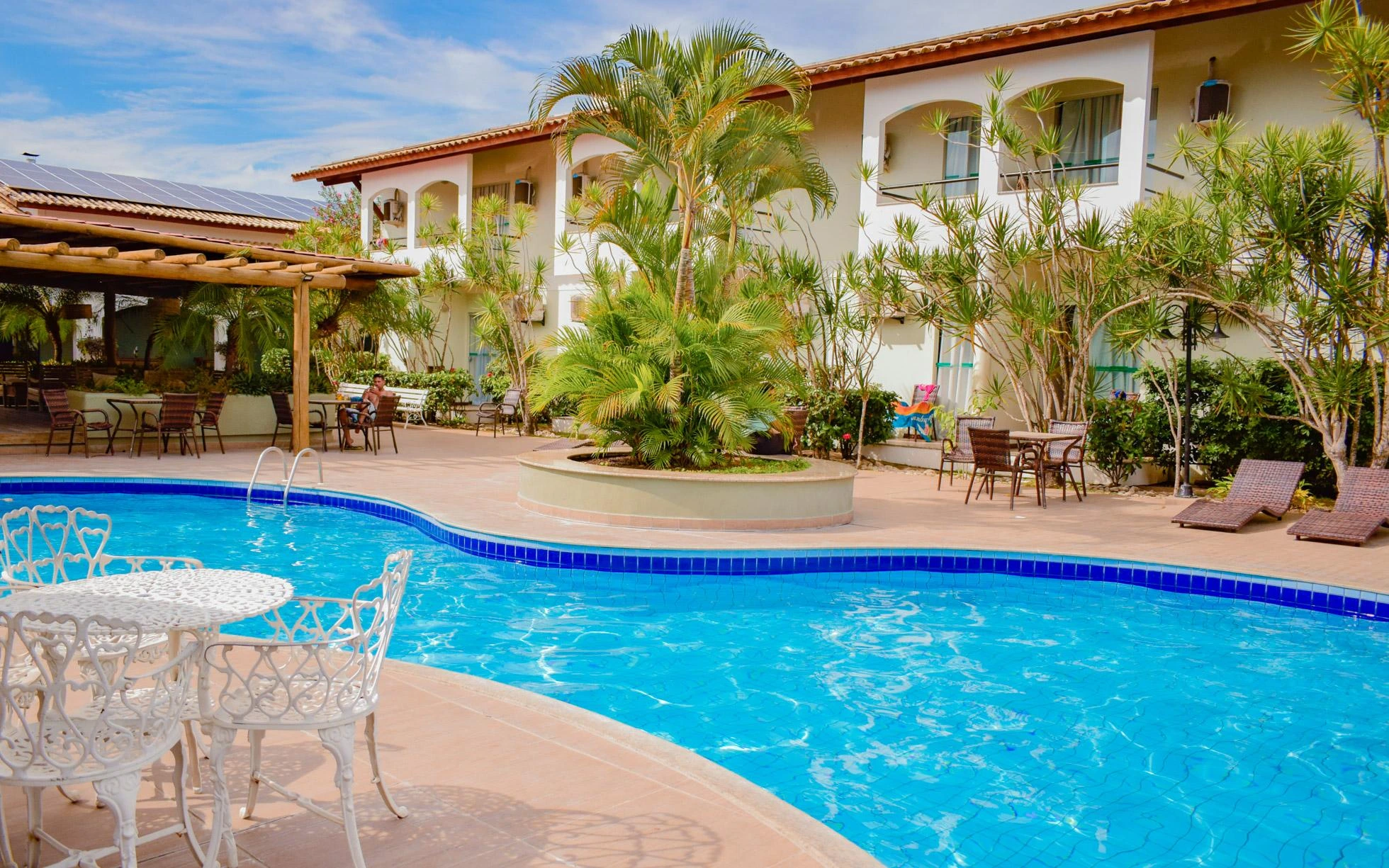 Piscina com vista para o hotel