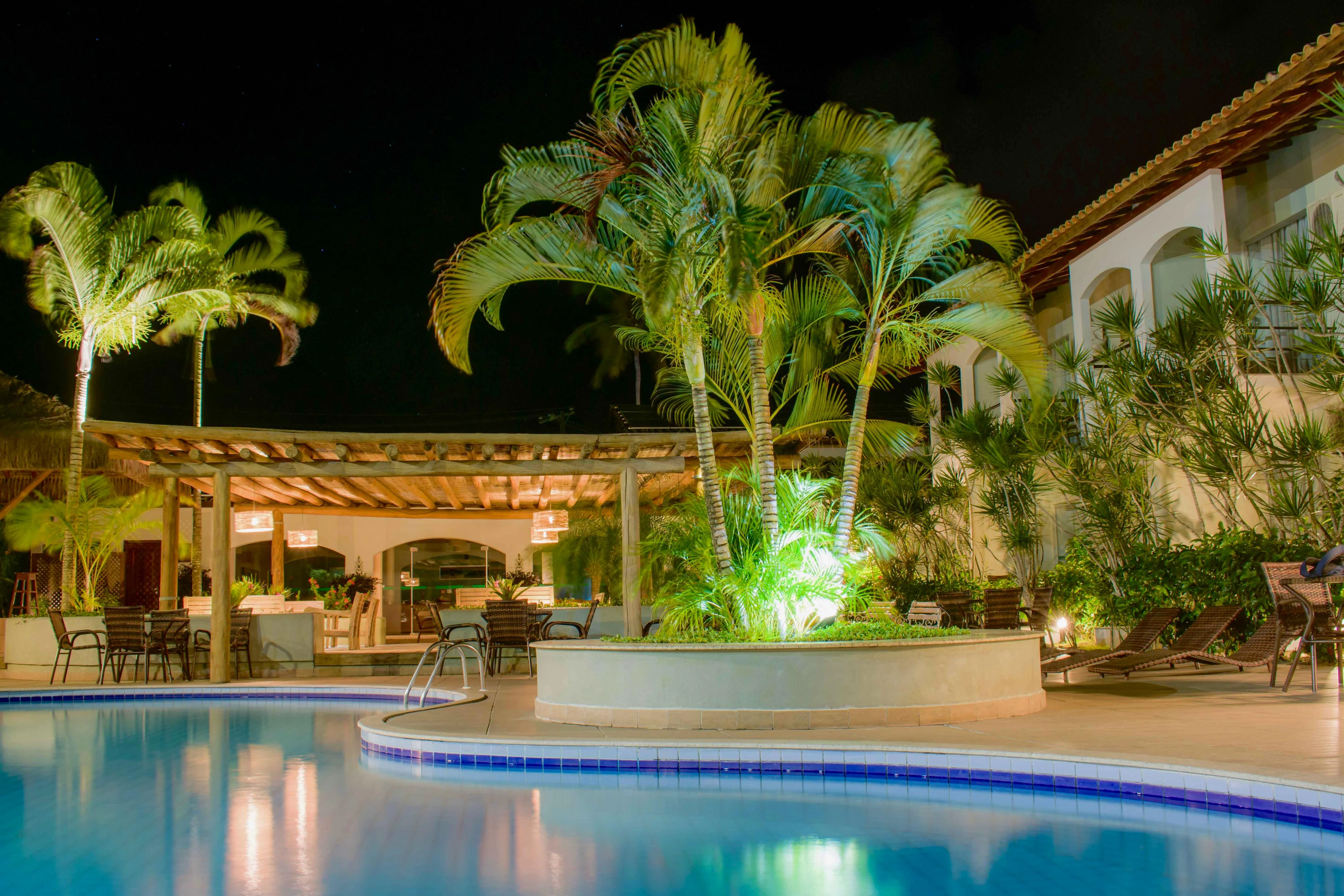 Piscina iluminada à noite