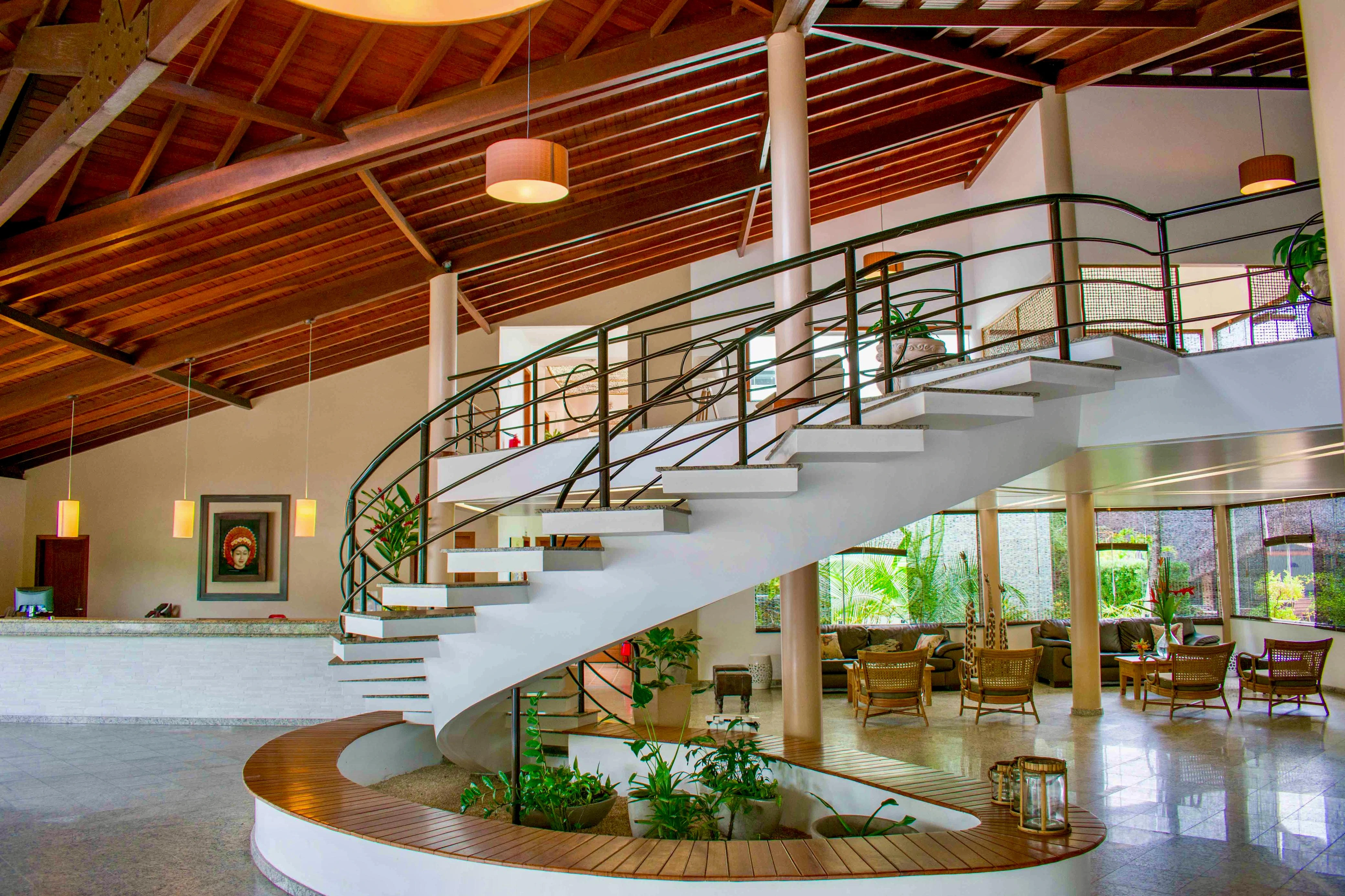 Lobby com escada curva